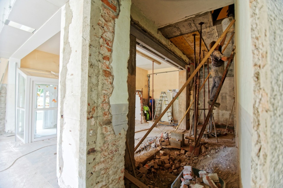 Interior de una habitación con escombros