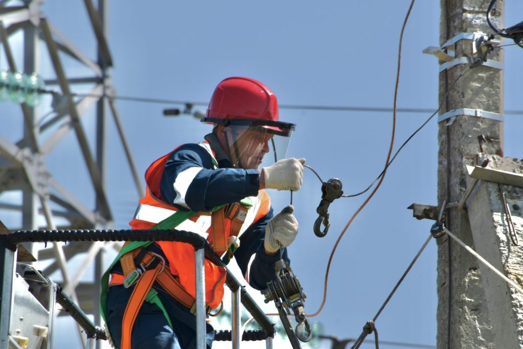 Hombre trabajando con cables